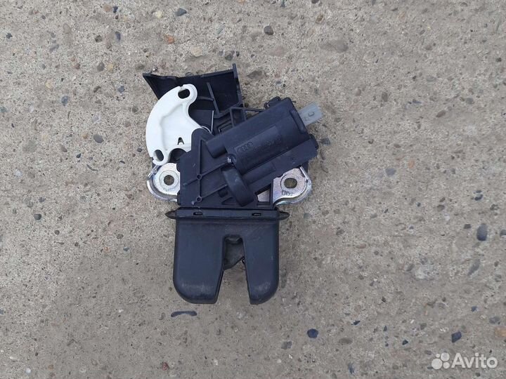 Замок крышки багажника Volkswagen Jetta V