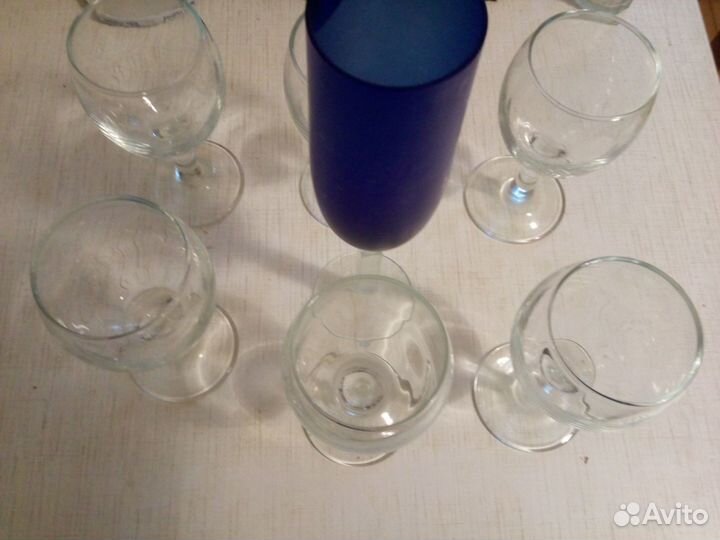 Стеклянные стаканчики и фужер