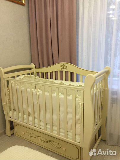 Детская кроватка с маятником и ящиком