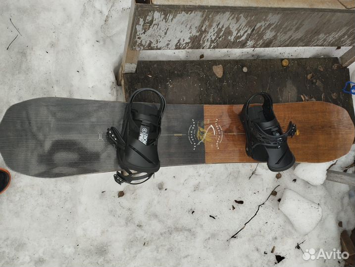 Сноуборд с креплением и ботинками