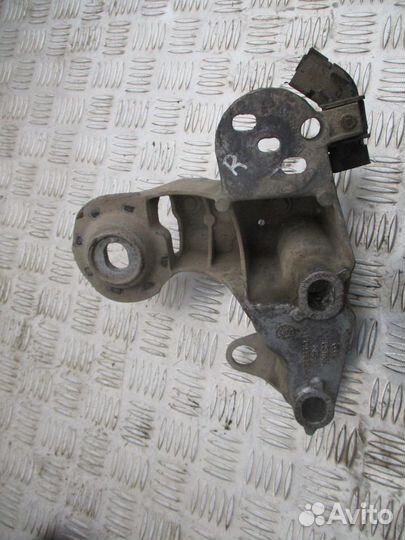 Кронштейн опоры двигателя Пассат Б5, А4 Б5, А6 С5