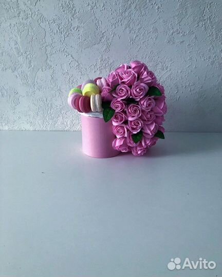 Цветы с пирожными макарон(всё из мыла