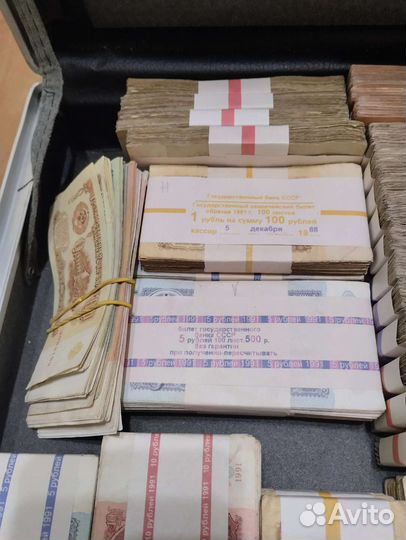 Пачки денег СССР в дипломате, кейсе