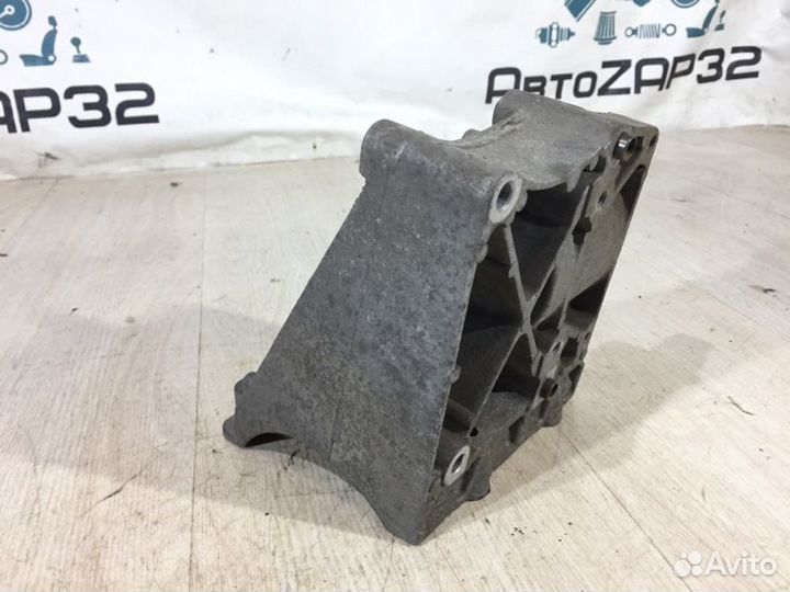 Кронштейн компрессора кондиционера Ford Focus CB