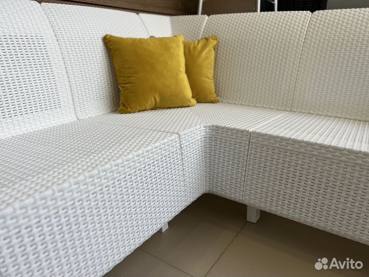 Угловой диван садовый