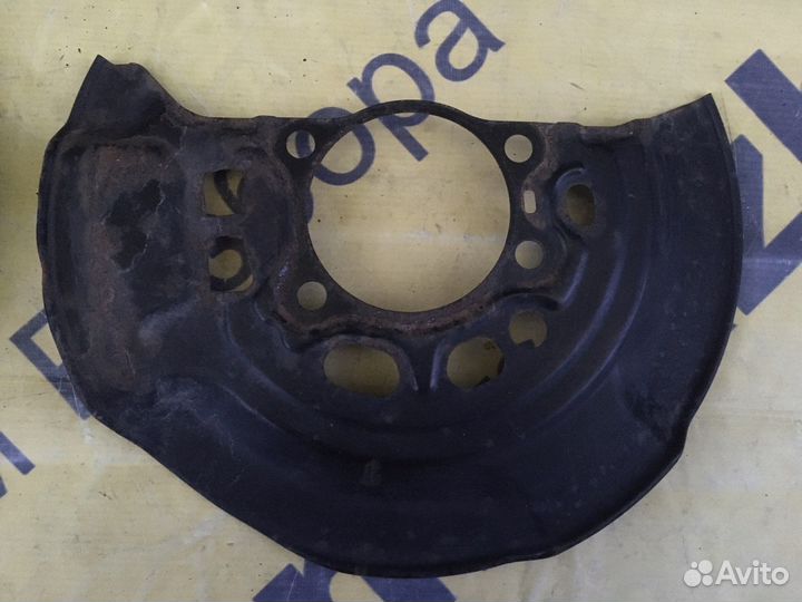 Щиток переднего тормозн. диска Toyota Corolla 180
