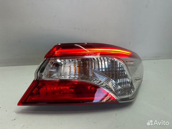 Фонарь наружный задний правый Toyota Camry V70/V75