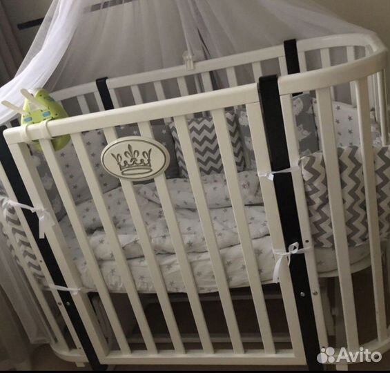 Детская кроватка с маятником белая