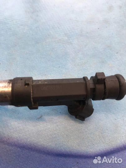 Форсунка топливная бензиновая 06E133551