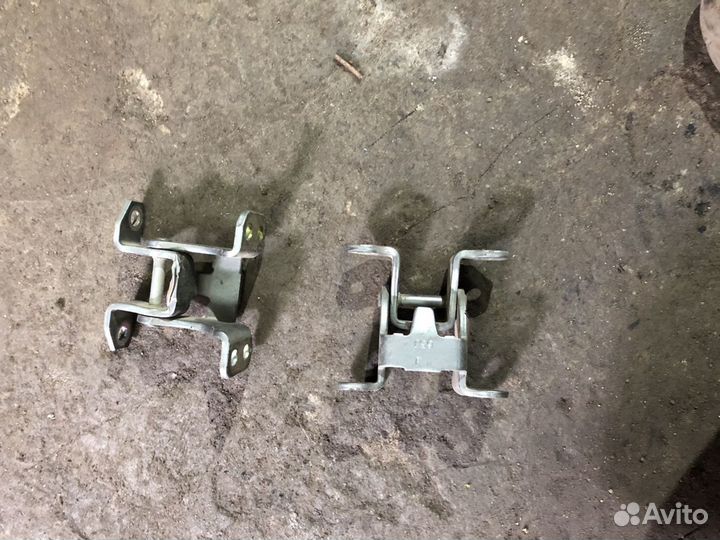 Петля двери багажника Сузуки Гранд Витара 3