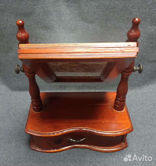 Небольшое настольное зеркало с ящичком