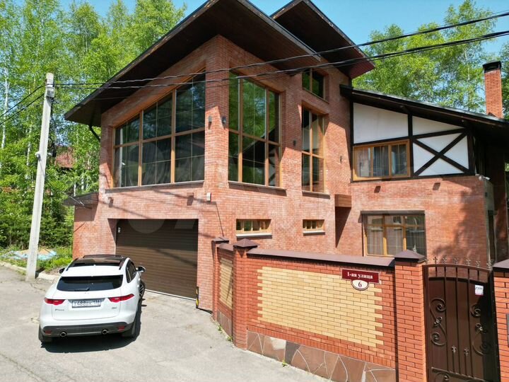 Коттедж 330 м² на участке 10 сот.