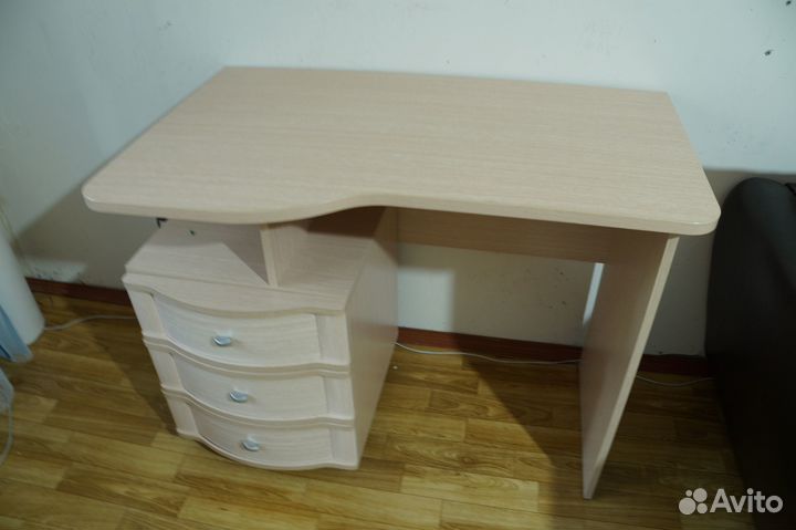 Детский письменный стол