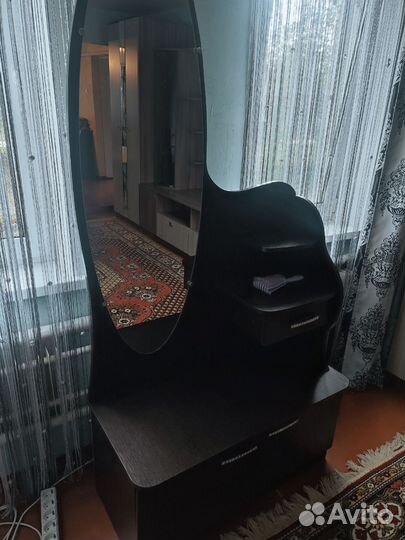 Туалетный столик с зеркалом