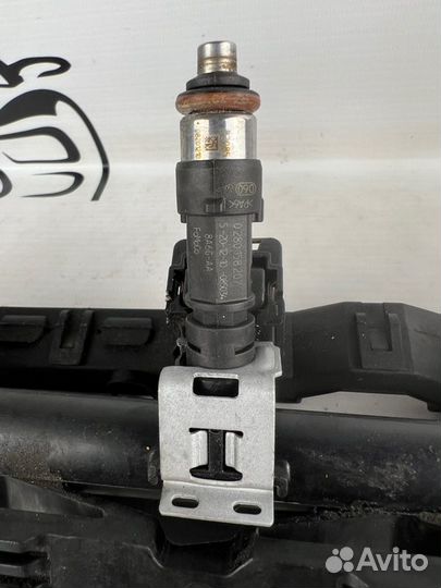 Топливная рампа с форсунками Ford Focus 3 CB8 1.6L