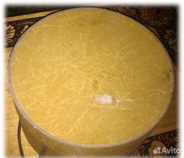 Старенькая картонная шляпная коробка