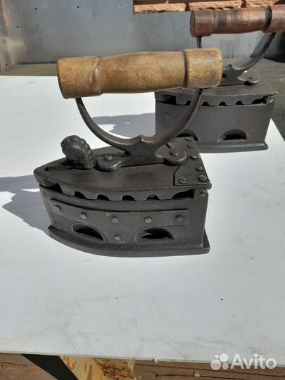 Старинный угольный утюг