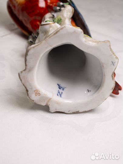 Фарфоровая статуэтка 