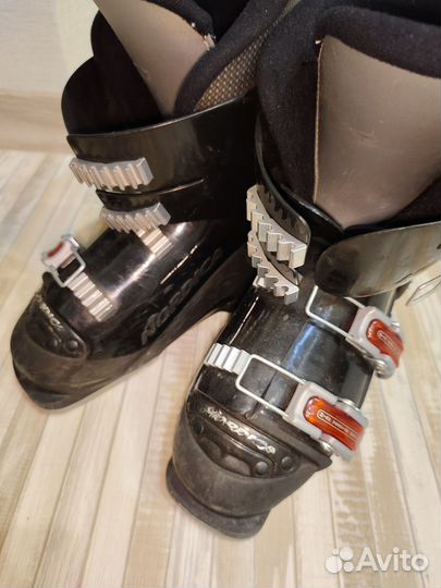 Горные ботинки и палки (лыжи проданы)