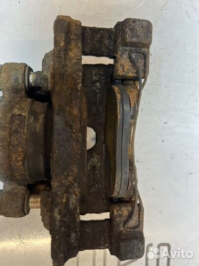 Суппорт передний правый Ford Focus 3 CB8 1.6L