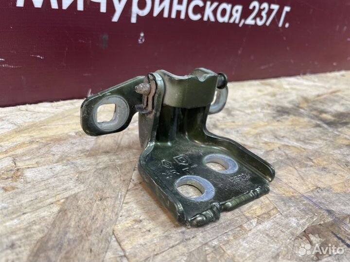 Петля двери задняя правая Renault Duster