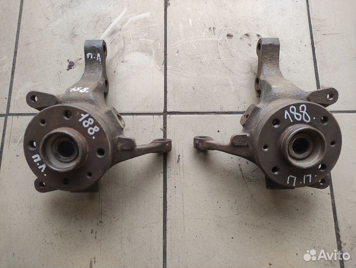 Поворотный кулак передний Renault Laguna I