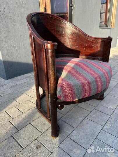 Старинное кресло