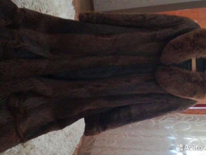 Шуба нутриевая с песцовым воротником