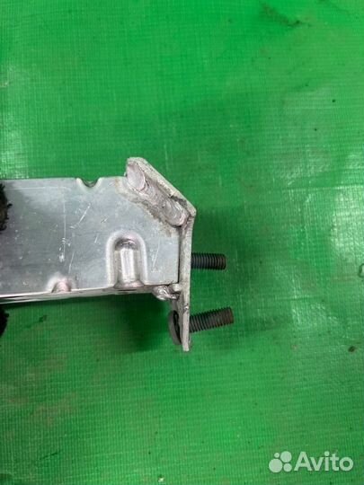 Крепление жесткости бампера левое Toyota Prius