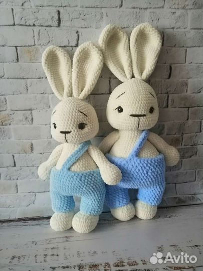 Вязаная игрушка заяц