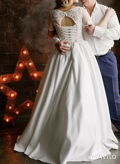 Свадебное платье с атласной юбкой