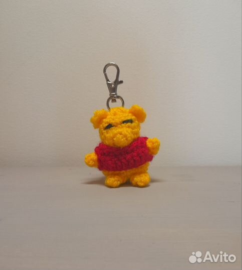 Брелок винни-пух вязаный