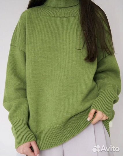 Свитер новый объемный с горлом зеленый