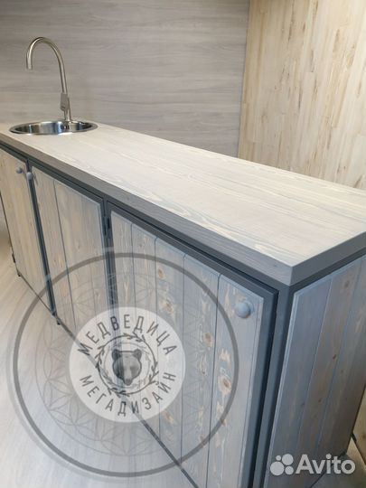 Кухонный гарнитур из массива дерева в стиле loft