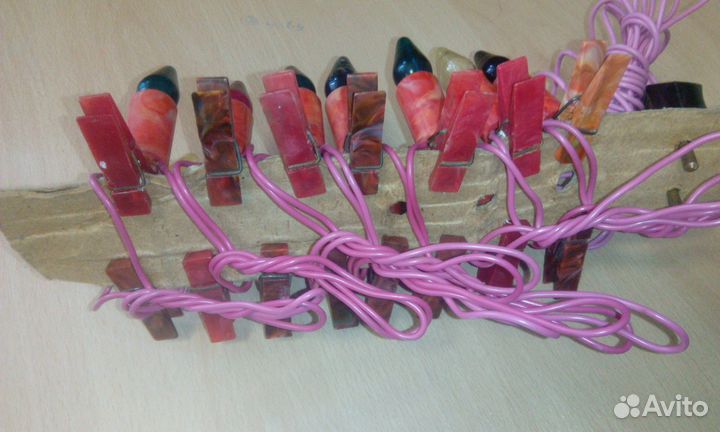 Ранняя елочная гирлянда свечки. Светится, радует