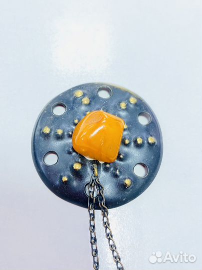 Старинная винтажная брошь с янтарем