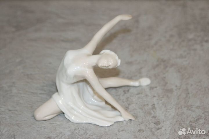 Фигурка фарфоровая 