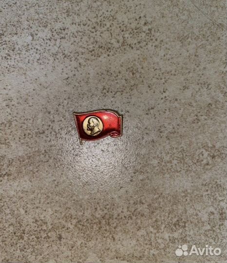 Ленин на красном знамени значок