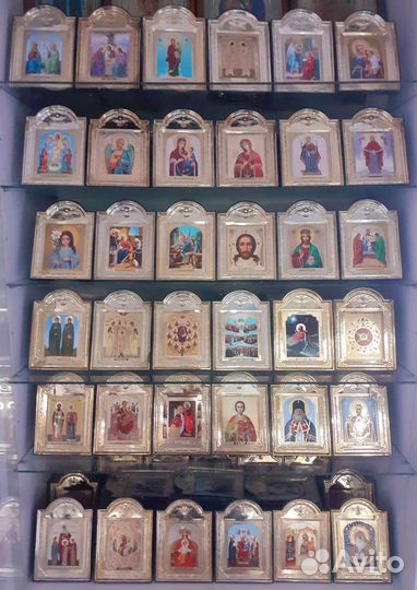 Иконы в золотистой рамке, в том числе и именные