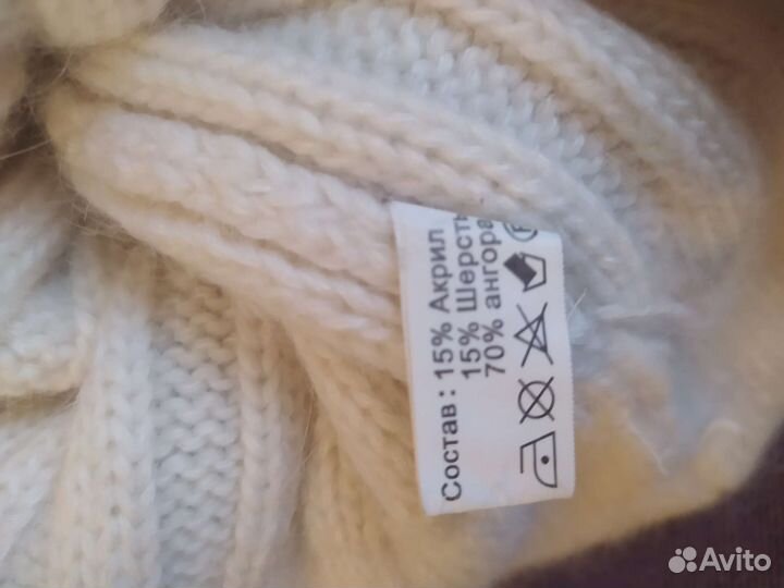 Шапка с натуральным помпоном женская