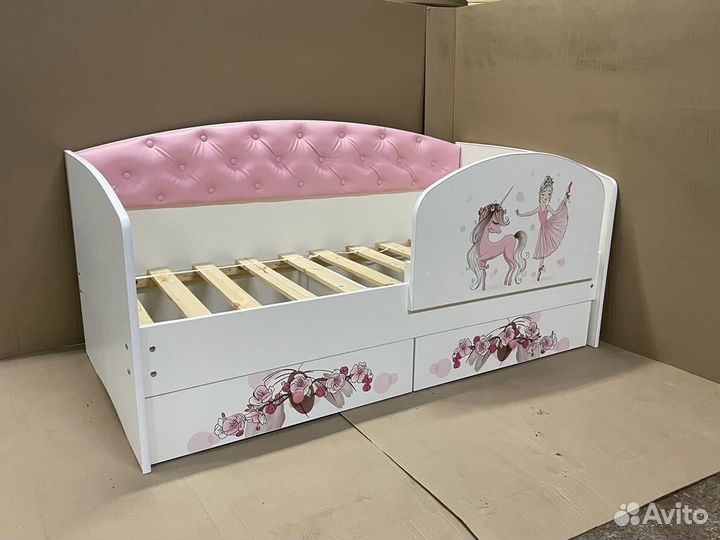 Детская кровать с мягкой спинкой