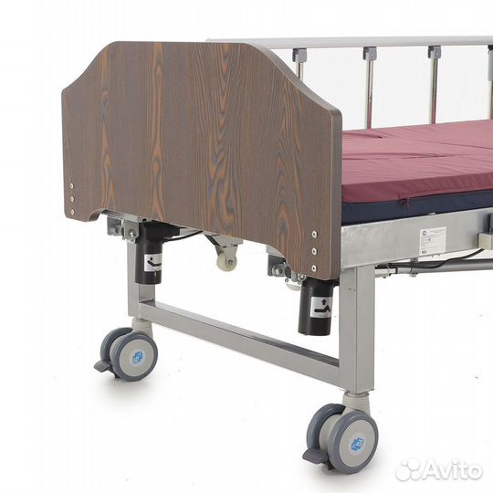 Удобная медицинская кровать с пультом управления