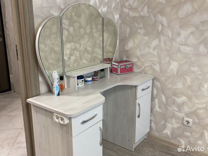Туалетный столик с зеркалом