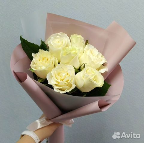 Доставка 46-10-00. Букет 7 белых роз в упаковке