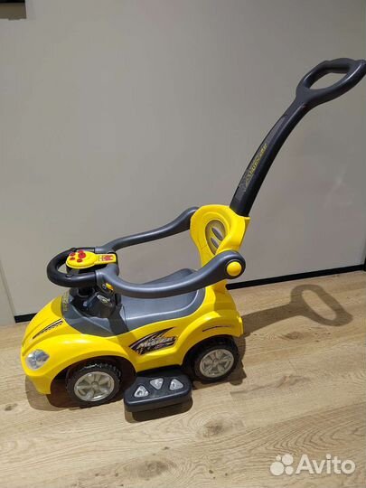 Машинка толокар с ручкой