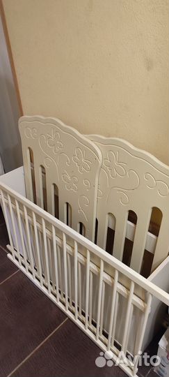 Детская кроватка с маятником