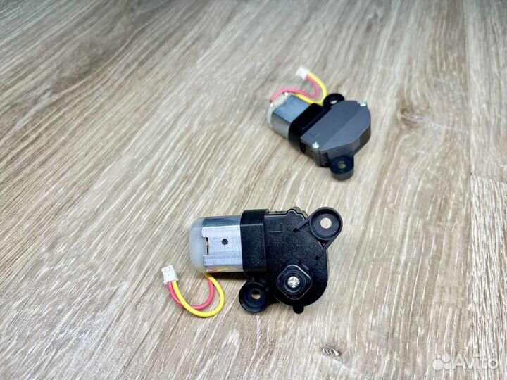 Мотор боковой щетки левый (L) Philips FC8795