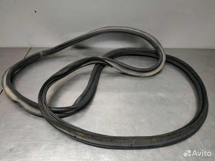 Уплотнитель крышки багажника задний Volkswagen