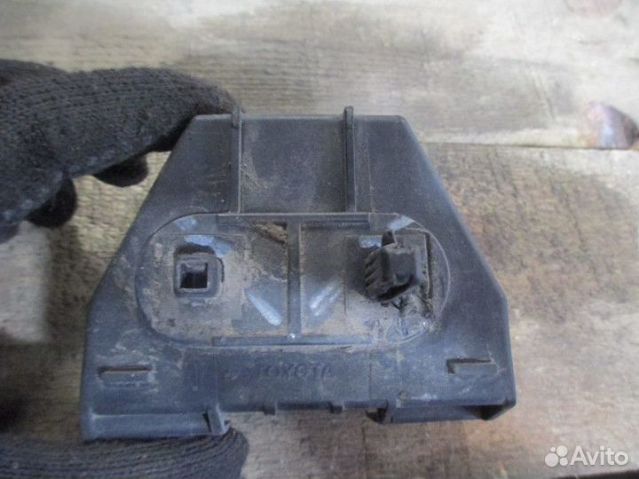 Кронштейн заднего бампера левый Toyota Avensis II
