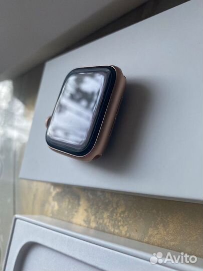 Apple watch se (a2351 40mm sport band gps)